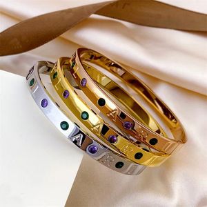 Brazalete de diseño de alta calidad Pulseras con letras unisex Brazalete Joyería de lujo Chapado en oro de 18 quilates Sello en relieve de acero inoxidable Pulsera copta con diamante verde púrpura