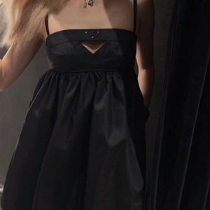 Robe de créateur de haute qualité, lettre noire, découpe, licou, jupe de luxe pour femmes, jupe Sexy, mode Milan, robe pour femmes