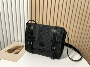 Diseñador de alta calidad Hombre Noticias Bolsas de mensajero de negocios Superme Lienzo Letra arriba y abajo Cuerpo cruzado Moda femenina Bolso de hombro con tapa Adorno de cuero marrón Cartera famosa