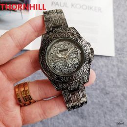Haute qualité mode homme montre à quartz 43mm luxe mâle horloge gravé fleurs conception calendrier crime priemum gros mâle cadeaux montre-bracelet