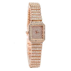 Mentise de luxe de haute qualité Watch Femmes High Hot Sell Sky Full Sky Star Steel Band Diamond Inlaid Womens Watch Square Water Face Bracelet R2EY