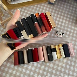 Maquillage de maquillage de haute qualité échantillon de rouge à lèvres à lèvres à lèvres 20 couleurs avec numéro de série tube en aluminium tube noir satin Nouveau emballage