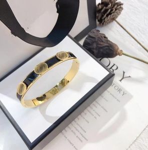 Brazalete de metal de alta calidad Carta de oro negro Diseño clásico Parejas Diseñadores Moda Brazaletes de acero inoxidable Pulsera Fiesta Casarse conmemorativo Regalo del día