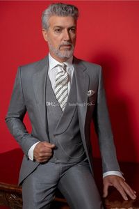 Haute qualité un bouton gris marié smokings cran revers garçons d'honneur hommes mariage / bal / dîner meilleur homme blazer (veste + pantalon + gilet + cravate) K92