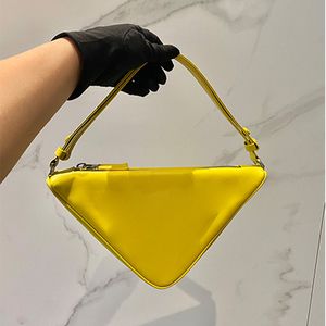 Quatre couleurs Sacs fourre-tout de haute qualité en cuir de veau Sac à main triangulaire Sac à bandoulière pour femme Sangle réglable Vert Blanc Jaune Lettre Sacs de fête de vacances