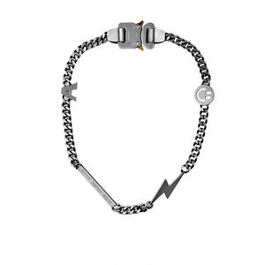 HIP HOP AMB FONCTION BOUCLE DE SÉCURITÉ MÉTALLE MÉTRÈCLE Collier Court Dominateur Conception exagérée Sens à la mode Chaîne de clavicule masculine à la mode pour cadeaux de fête