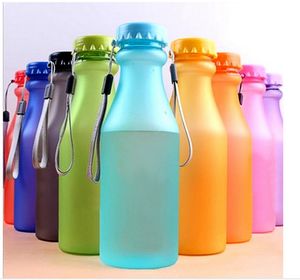 Garrafas esportivas plásticas de 550 ml à prova de vazamento de água, ioga, academia, fitness, shaker, garrafa inquebrável para crianças
