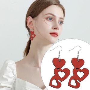 Pendientes de aro Día de San Valentín Corazones ahuecados rojos ensartados de madera de doble cara para usar regalos decorativos para niñas