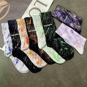 Hosiery Designer 2023 Automne Femmes Haute Cheville Chaussettes Conception personnalisée À La Main Graffiti Moyen Tube Bas Noir Vert Lettre Impression Sale M8NM