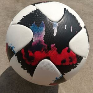 Hot 2018 Tamaño 5 PU Balón de fútbol Gránulos antideslizantes Balón de fútbol de alta calidad para el juego Partido Entrenamiento Niños jóvenes