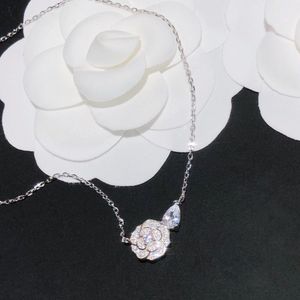 Marca novedosa, joyería de plata de ley 925 pura para mujer, collar con colgante de flor de diamante Sakura, colgante de flor bonita, collar de fiesta Q0531