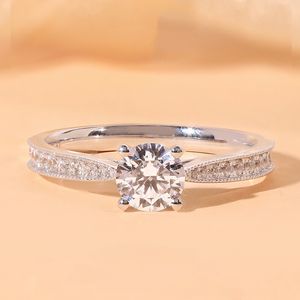 Hot Classic Four Claws Artificial Mosan Diamond Diamond Diamond