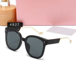Gafas de sol de diseño caliente para mujer Empalme de color Polaroid Lens Beach Ocio gafas de sol para mujer Goggle Senior Eyewear glass Frame Vintage Gafas de sol con caja de regalo