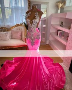Vestidos de baile de baile de diamantes de color rosa fuerte para chicas negras 2024 Veet Beads Rhinestones Party Gowns Vestido de noche Vestidos de Gala 0314