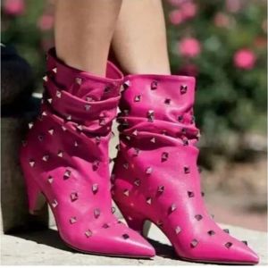 Botas de cuero rosa con remaches completos y puntiagudos con tachuelas y tacones medios plisados a media pantorrilla, botines cortos Punk para mujer, talla 44