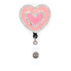 Llaveros personalizados, venta al por mayor, decoración de corazón rosa esmaltada, soporte de tarjeta de identificación de plástico, carrete retráctil para insignia de enfermera