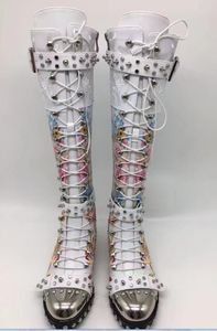 Venta caliente- Remaches botas largas tachonadas de cuero de alta calidad flores impresas bordado Botas de motocicleta Punta redonda con hebilla bota feminina