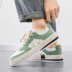 Gran oferta de lona de verano para hombre, zapatos deportivos con cordones baratos a la moda para hombre, zapatillas informales transpirables y cómodas antideslizantes para hombre