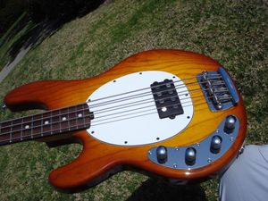 Vente chaude bonne qualité guitare électrique 1998 Stingray basse 4 cordes Sunburst gaucher gaucher menthe-Instruments de musique