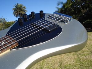 Venta caliente, buena calidad, guitarra eléctrica Stingray Bass, 5 cuerdas, plateada y negra - Instrumentos musicales