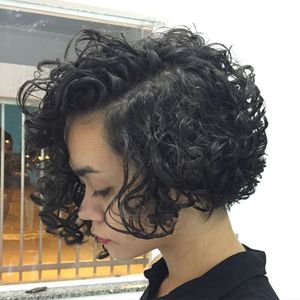 Vente chaude cheveux brésiliens courte perruque bouclée Simulation cheveux humains bob vague courte perruque en stock