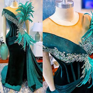 Hunter Green Feather Aso Ebi Robes de bal côté fendu une épaule perlée africaine Nigeria Glitter cristal robe de soirée deuxième robes de réception Club vêtements de cérémonie