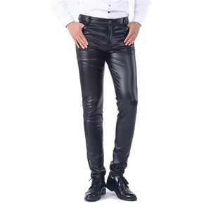 Idopy Men`s Business Slim Fit Cinco bolsillos Elástico Cómodo Negro Sólido Pantalones de cuero de imitación Pantalones vaqueros para hombre 210715