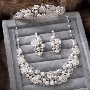 En stock 2015 rosa blanca perla joyería nupcial establece collar + aretes + tiaras coronas pedrería accesorios de boda