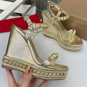 En el diseño de la marca de moda de primavera y otoño, sandalias de tacón alto que clavan cuero decorativo, baile de bodas, mujeres desnudas, zapatos de mujer de gama alta, cuñas, trasero grueso.