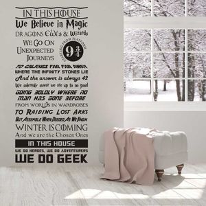In This House Quotes Kids Wall Decal We Do Geek Vinilo Pegatinas de pared Mural Room Decoration Wall Decor B300 210705