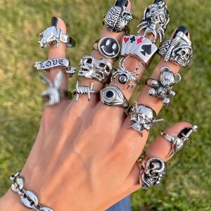 Ins Gothic Punk Heart Grog Skull Rings for Women Men Vintage Spider Rabbit Smile Face Ring Couple Fashion Jewelry Gift 220719