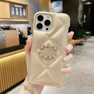 iPhone 15 Pro Max Designer Puffy Phone Case pour Apple 14 13 12 11 XR XS 8 7 Plus Luxe PU Cuir Point Gros Diamant Motif Mobile Demi-corps Couverture Arrière Coque Fundas Or