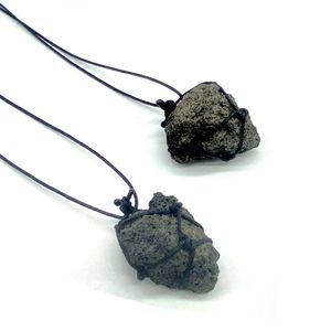 Collares colgantes trenzados hechos a mano de cuerda de piedra de roca volcánica negra Natural Irregular para Mujeres Hombres joyería de la suerte de moda