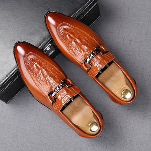 Zapatos de vestir de estilo italiano para hombre, zapatos de boda, primavera y otoño, diseñador de moda, zapatos de cuero de negocios para hombre, zapatos planos informales, mocasines para caminar W70