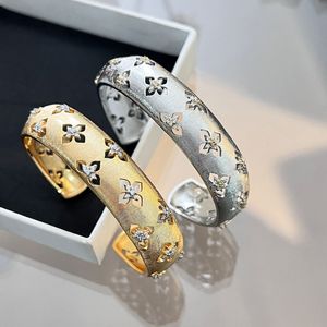 Italie Luxury Brand Clover Designer Bracelet Brangle Brangles Boucles Collier Bijoux Set Handmade Palace Style Hollow 18K Gol Craft Ring Colliers Bracelets