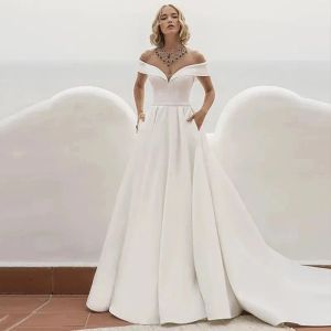 Satén marfil Vestidos de novia modernos de una línea con bolsillos Sexy fuera del hombro Vestidos de novia simples de Boho Garden Tren de barrido Botones traseros Elegantes batas de Mariee