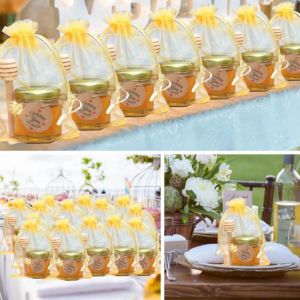 Pots Lot de 60 mini pots de miel en verre de 1,5 oz, petits pots de miel hexagonaux avec cuillère en bois, couvercle doré, breloques d'abeille, sacs cadeaux dorés