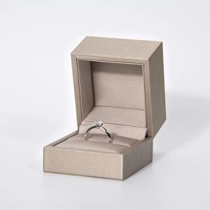 Boîte à bijoux premium Pu Leather Double anneaux Collier Collier Boîte d'oreille Boîte d'oreille pour le mariage Boîte de cadeaux en gros