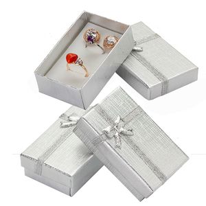 Boîtes à bijoux 32pcs Boîtes à bijoux en carton 1.9x3.1 Coffrets cadeaux en argent pour collier pendentif Boucles d'oreilles Bague Boîte Emballage avec éponge blanche 230222