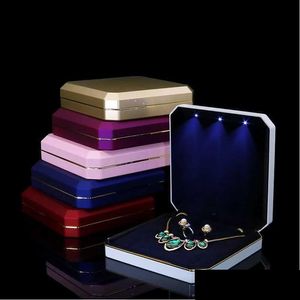 Boîtes à bijoux Grand ensemble de lumière LED boîte en plastique perle boucle d'oreille collier cadeau étui de rangement avec finition laque personnaliser Q231109 Drop Del Dh8Xk