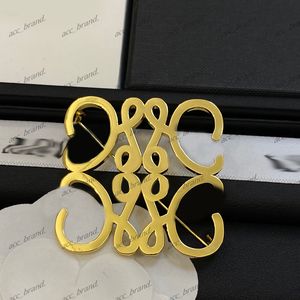 Diseñadores de joyería Broche Pins Mujeres Hombres Oro Plata Carta Broches de lujo Pin para hombre Mujer Textura Fiesta Compromiso con caja 239264PE-3