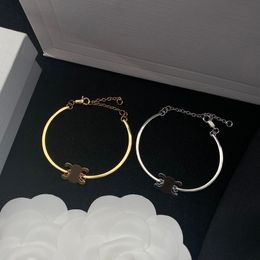 Bracelets de charme de créateurs de bijoux pour femmes de mode ceinture de luxe C Designer Bracelets en or classique pendentif de style Simpie 2304144PE
