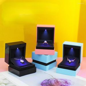 Bolsas de joyería Caja creativa con luz LED para anillos de compromiso Cajas colgantes Festival Cumpleaños Joyas Exhibición Estuche de regalo al por mayor