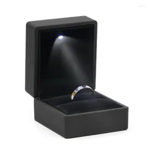 Pochettes à bijoux, boîte à bracelets de luxe, carrée, pendentif de mariage, étui à bagues, cadeau avec lumière LED pour proposition de fiançailles