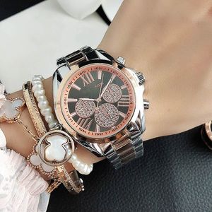 K Nueva marca de moda Relojes Mujer Chica Números romanos Estilo Metal Banda de acero Reloj de pulsera de cuarzo Reloj de diseñador Regalo al por mayor Envío gratis