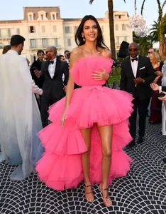 Kendall Jenner Vestidos de fiesta fucsia Alto Bajo Sin tirantes Plisado en niveles Arco de tul Vestidos de noche para celebridades 2023 Fiesta formal Nuevo