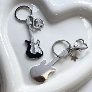Porte-clés noir et blanc guitare amour coeur étoile porte-clés pour femmes doux cool tendance mode pendentif vintage accessoires esthétiques cadeau