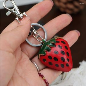 Porte-clés première couche en cuir de vachette créatif petite fraise voiture porte-clés sac pendentif Mini accessoires de fruits mignons