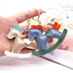 Keychains Lanyards 10 Couleur Nouvelle tendance Designer PU Cuir Rocking Horse Keychain Small Horse Decoration Womens Sac Courterie Courterie CHARM ACCESSOIRES Q240429