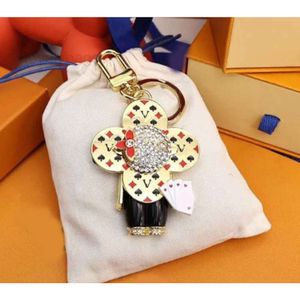 Keychains Lanyards Design Sac Charmes Luxury Designer Couples Chain Key Chain New Sunflower Key Ring Pendant Cute Panda Holder Fashion ACCESSOIRES POUR FEMMES MEN04